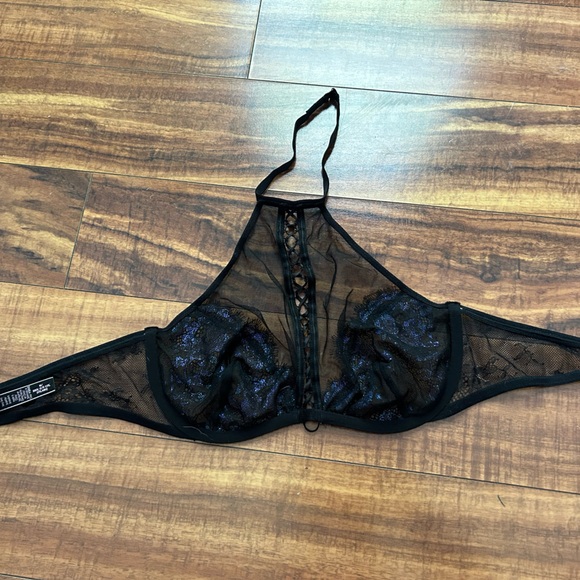 Set of two Victoria’s Secret lace bralettes - Picture 8 of 9